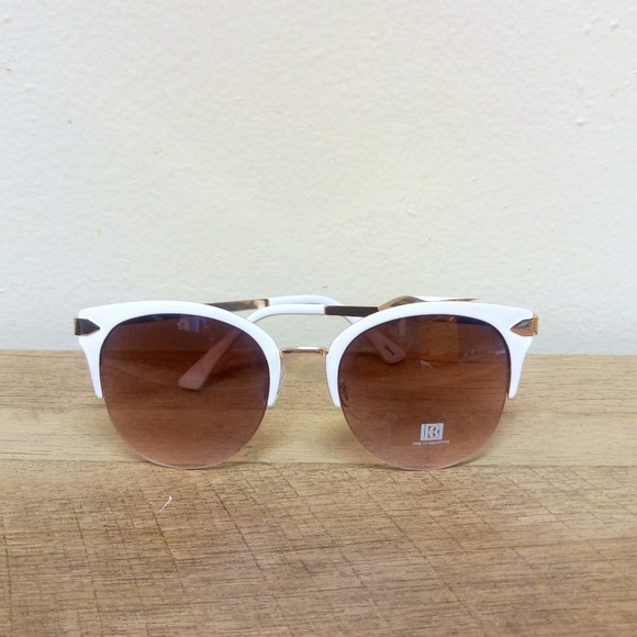 Laundry By Shelli Segal Accessories - Laundry by Shelli Segal White Framed Sunglasses